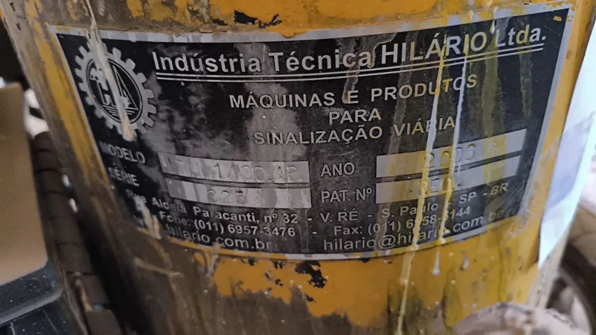 LOTE 043 - MAQUINA DE DEMARCACAO VIARIA MODELO IHT1/30AP, MOTOR GASOLINA 13HP, COMPRESSOR 30PCM, PISTOLAS MECANICA E MANUAL, ESPALHADOR DE MICRO ESFERA