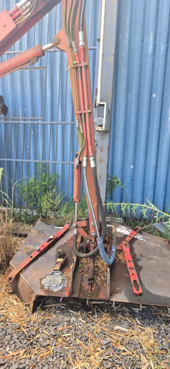 LOTE 009 - Roçadeira hidráulica articulada marca Lavrale