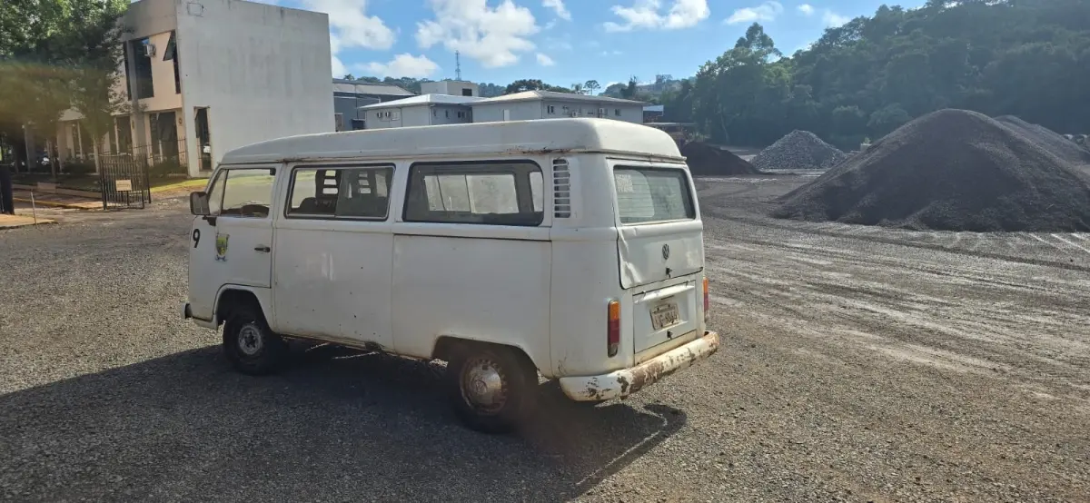 LOTE 004 - VOLKSWAGEN KOMBI, placa IJG 6044, ano/modelo 1999/1999, gasolina, cor branca, chassi 9BWZZZ237XP008077, Renavam 00728829495
