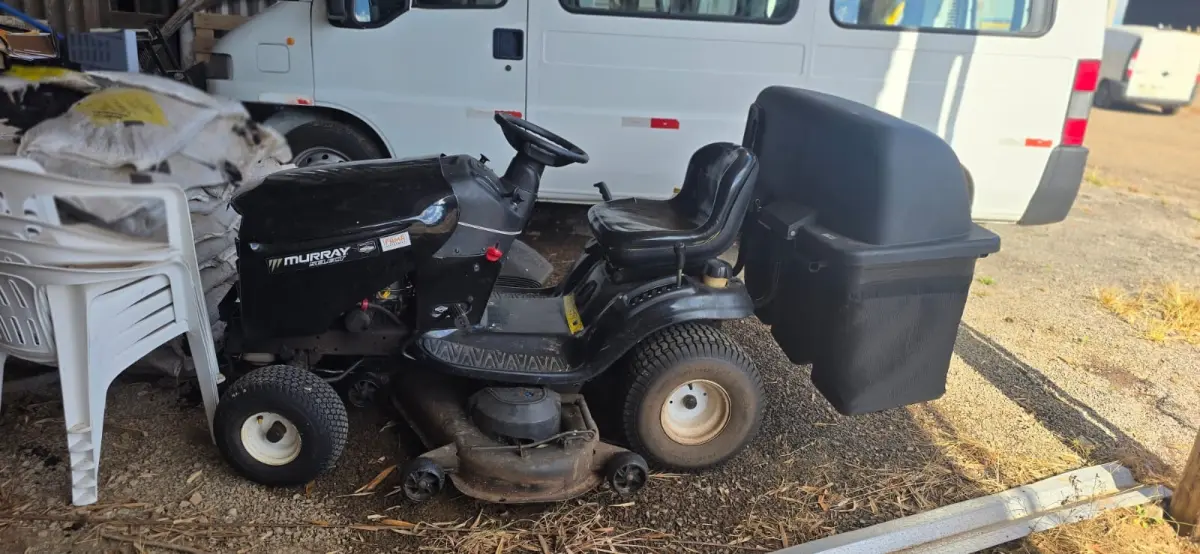 LOTE 008 - Mini trator cortador de grama marca Murray