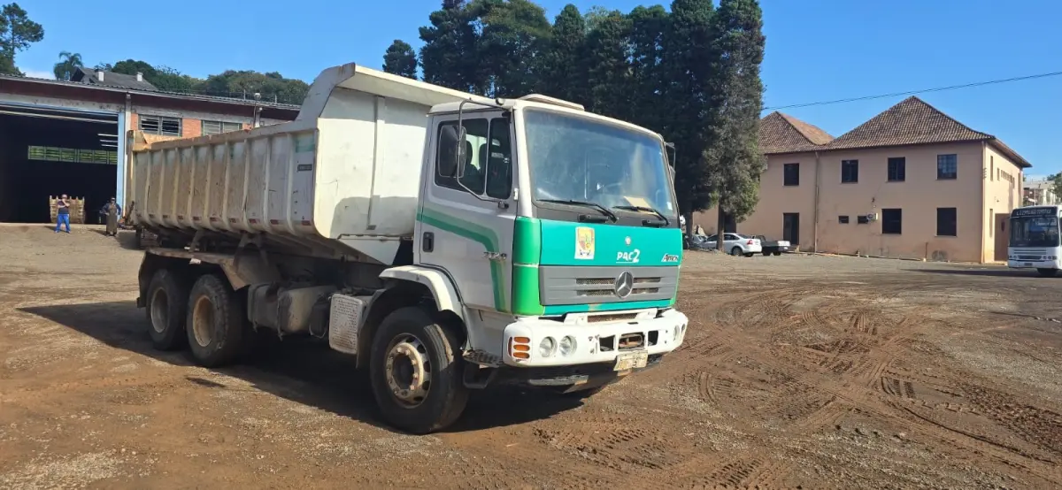 LOTE 013 - Caminhão Mercedes Benz Atron 2729 K 6x4, 2014/2014