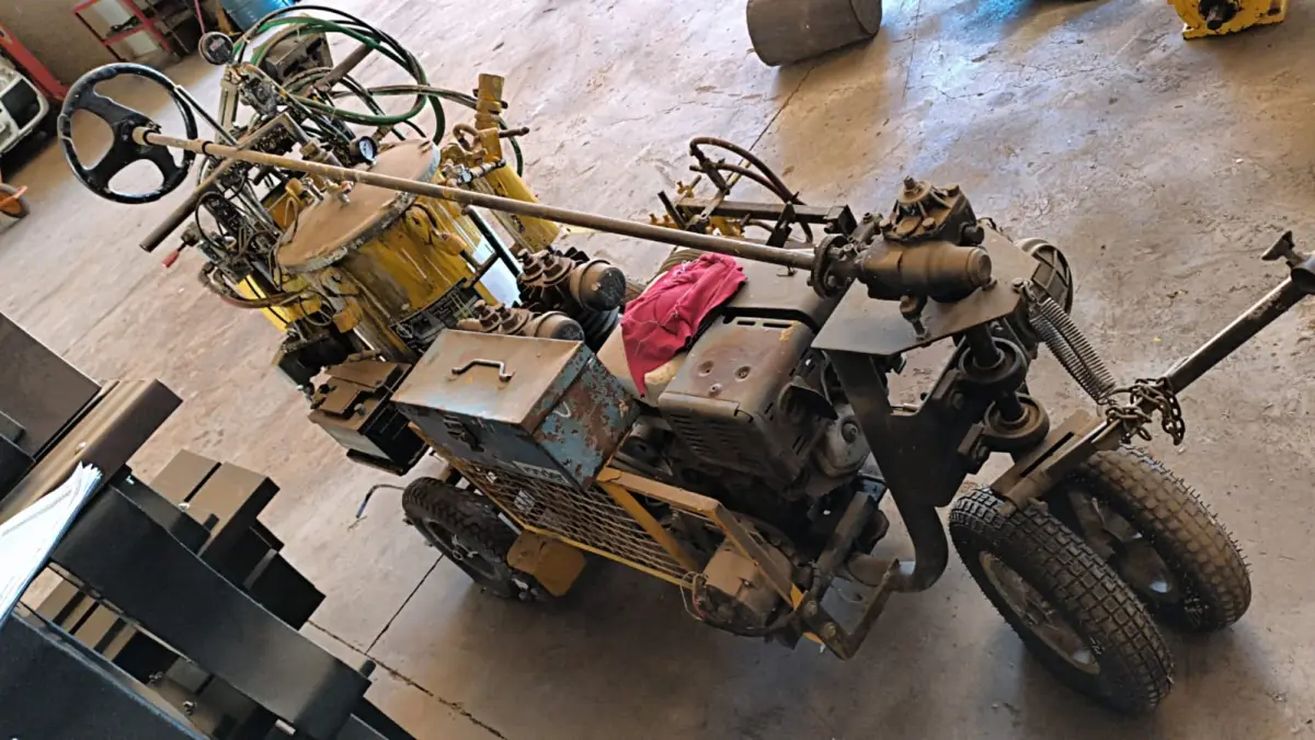 LOTE 043 - MAQUINA DE DEMARCACAO VIARIA MODELO IHT1/30AP, MOTOR GASOLINA 13HP, COMPRESSOR 30PCM, PISTOLAS MECANICA E MANUAL, ESPALHADOR DE MICRO ESFERA