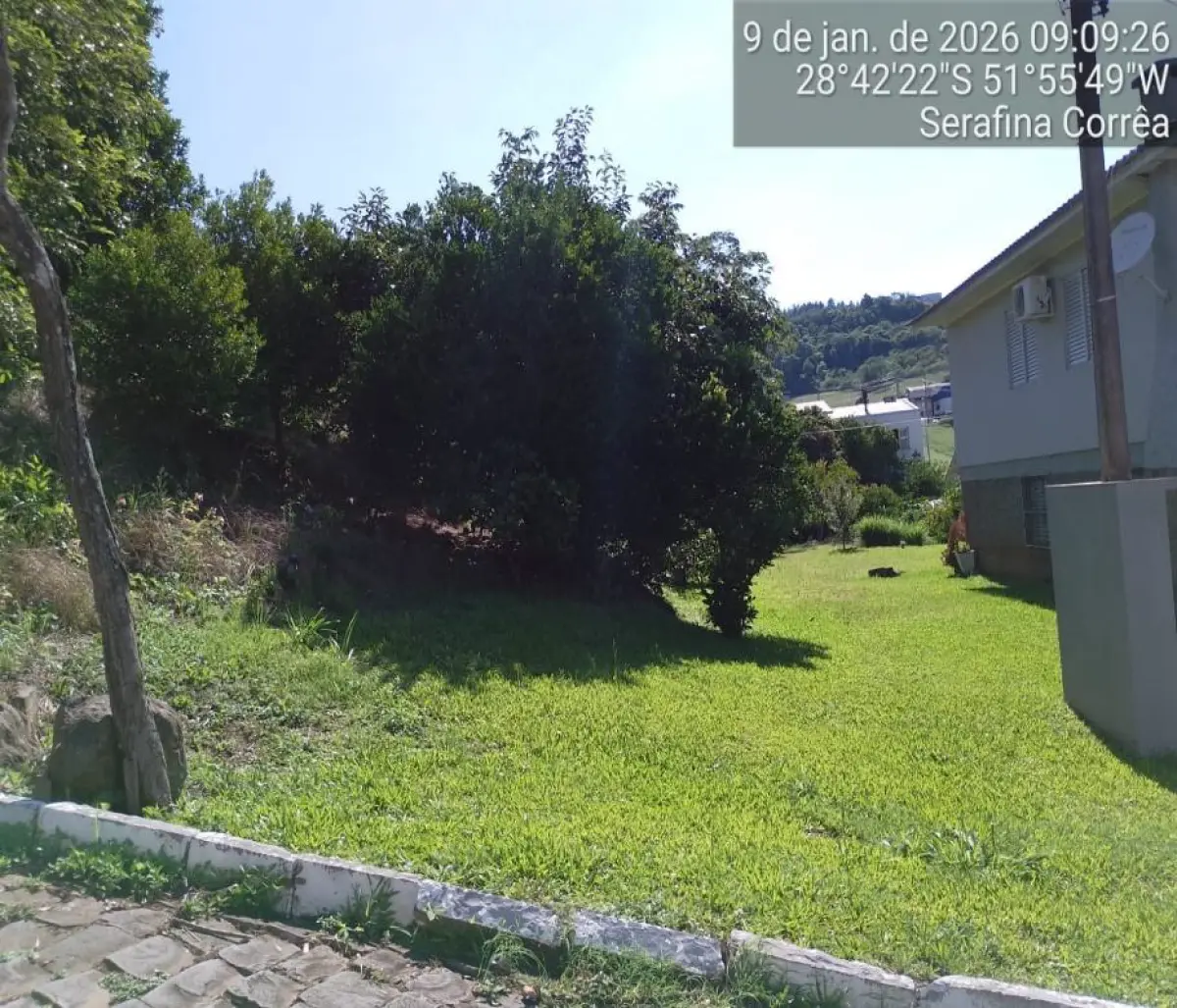 LOTE 011 - TERRENO URBANO, localizado na quadra “B”, do Desmembramento Assoni, área de 2.399,6790m² , em Serafina Corrêa/RS, na Rua do Imigrante, no lado par da numeração, com frente também para com a Rua Costa e Silva