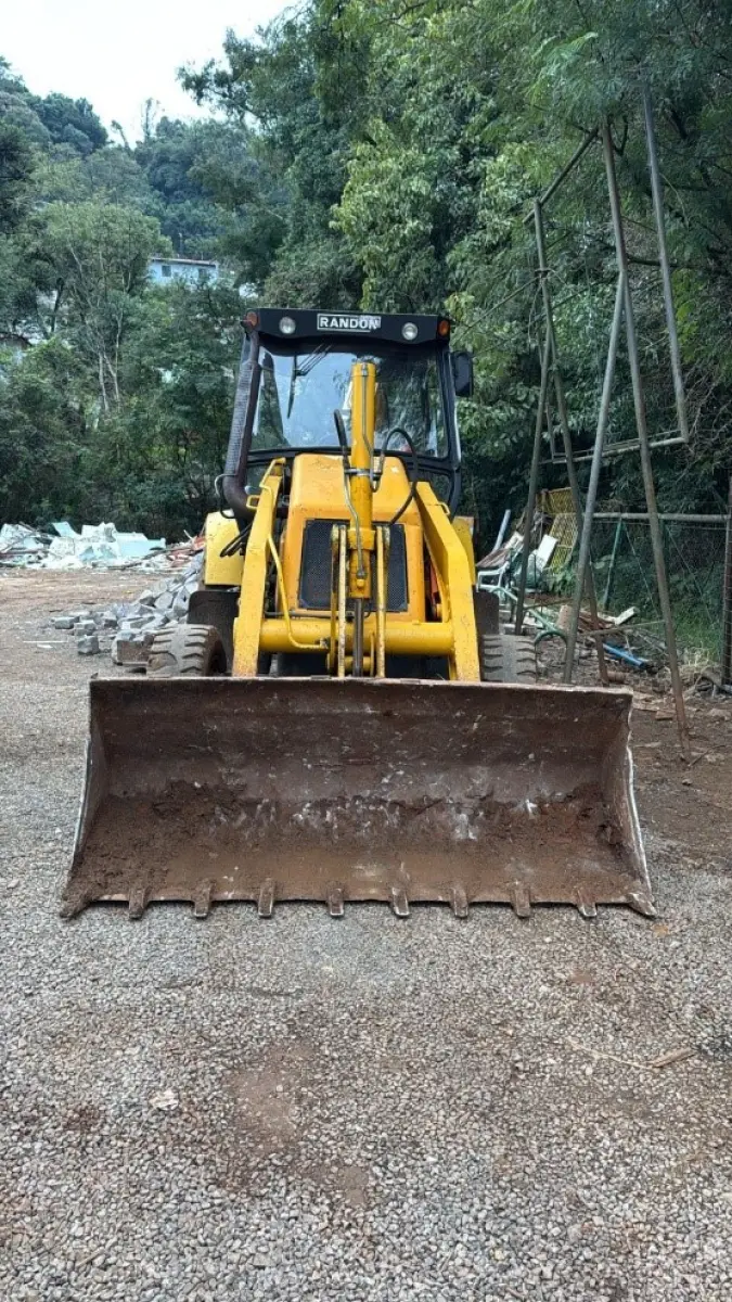 LOTE 009 - Retroescavadeira RANDON RK 406 – Tração 4X4 – Cabine Aberta – 2013/2013 – RET0006.