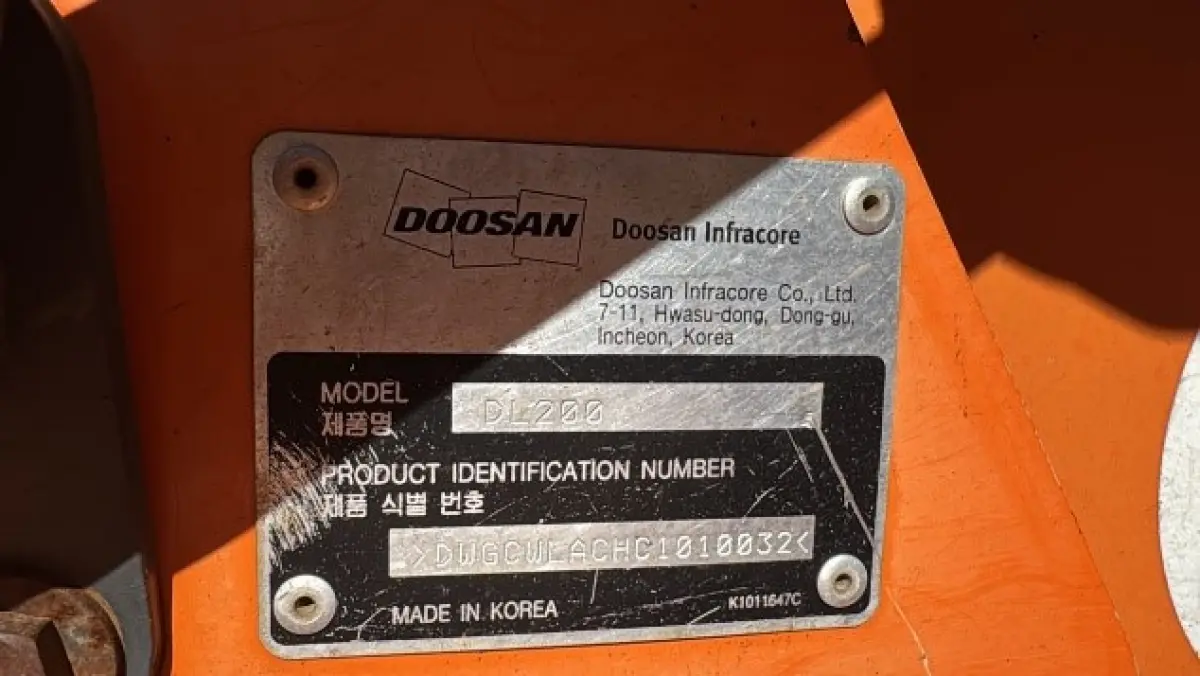 LOTE 010 - Carregadeira DOOSAN DL 200 – Tração 4X4 – Cabine Fechada – 2014/2014 – CAR0004.