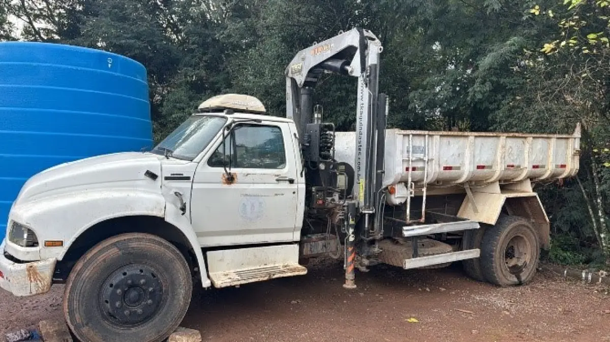 LOTE 008 - Caminhão Basculante FORD – Ford 12000 – 1998/1998 – Diesel – Placas IIT 7915 – Guindaste TKA 10700 e Cesto.