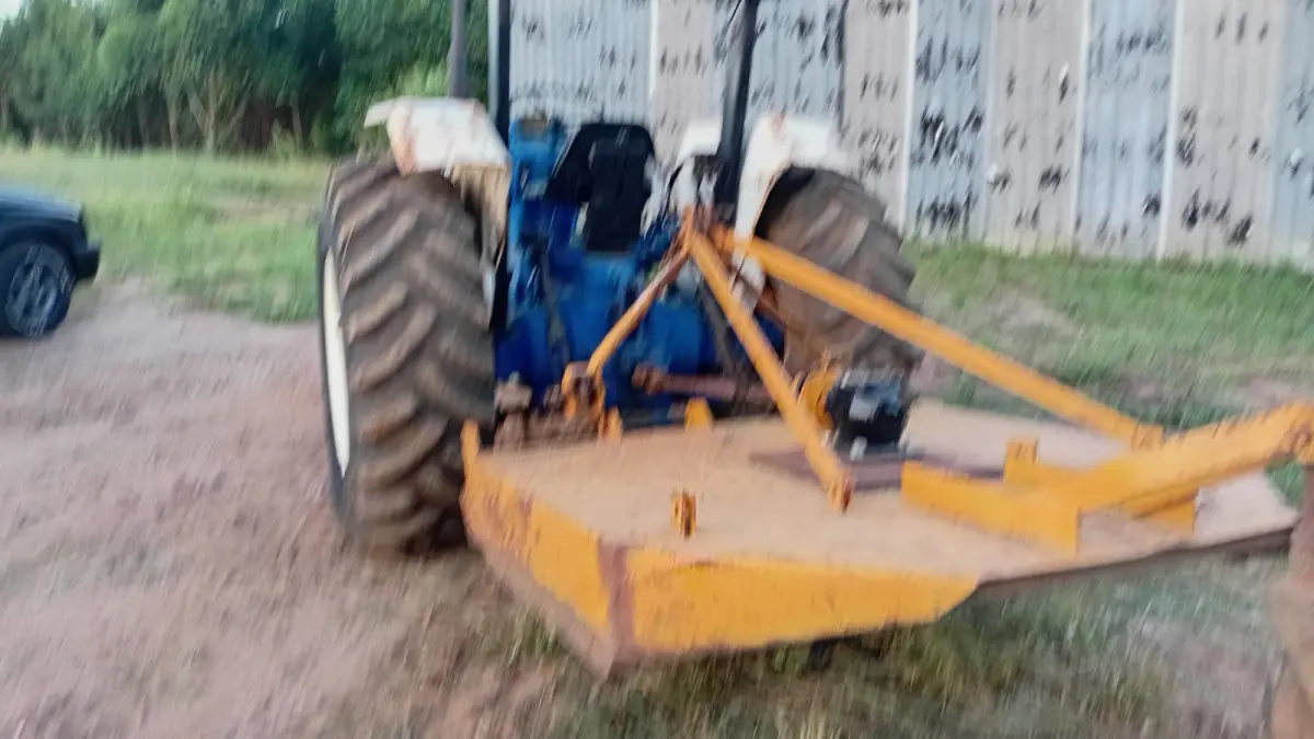 LOTE 001 - Trator Ford 5610,  Arado,  Roçadeira, Carreta agricola, Grade niveladora