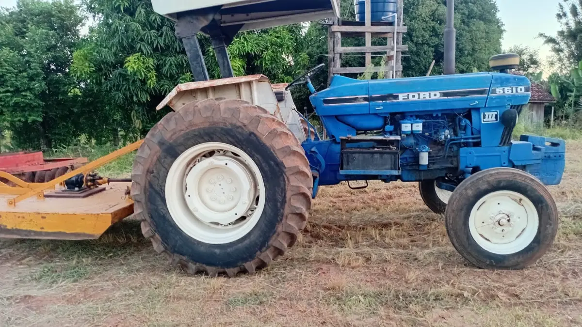 LOTE 001 - Trator Ford 5610,  Arado,  Roçadeira, Carreta agricola, Grade niveladora