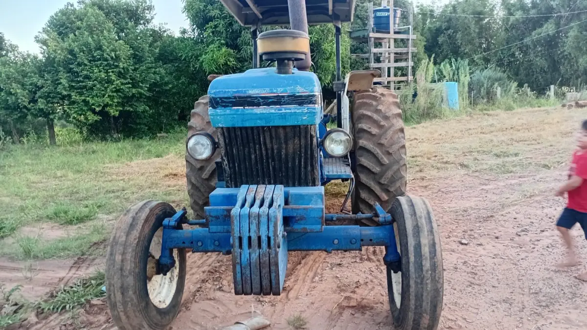 LOTE 001 - Trator Ford 5610,  Arado,  Roçadeira, Carreta agricola, Grade niveladora