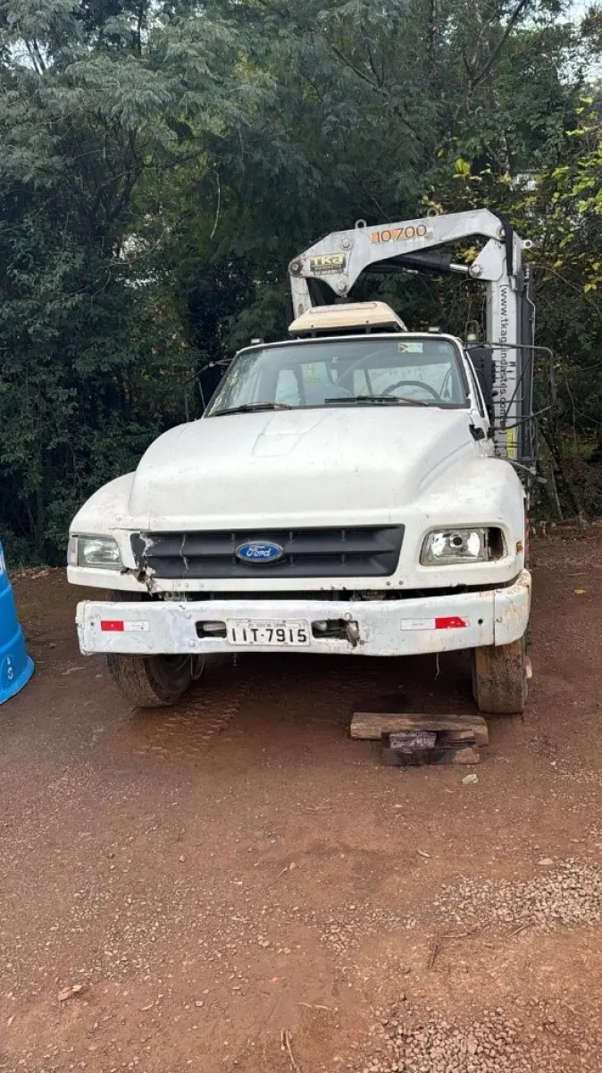 LOTE 008 - Caminhão Basculante FORD – Ford 12000 – 1998/1998 – Diesel – Placas IIT 7915 – Guindaste TKA 10700 e Cesto.