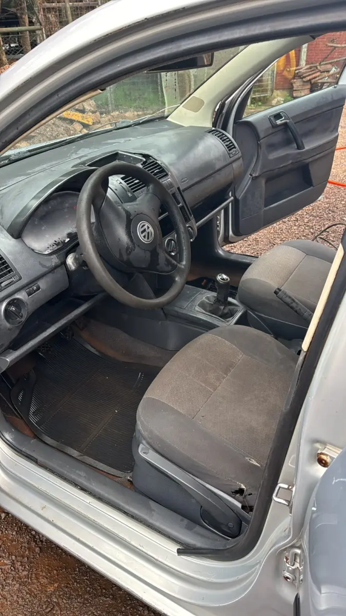 LOTE 004 - Automóvel VW – Polo Sedan 1.6 – 2005/2005 – Cor: Prata – Álcool/Gasolina – Placas AMT 9125.