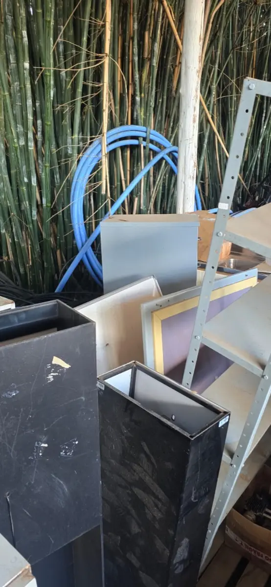 LOTE 017 - Sucata de mobiliários (cadeiras, mesas, armários, etc.)