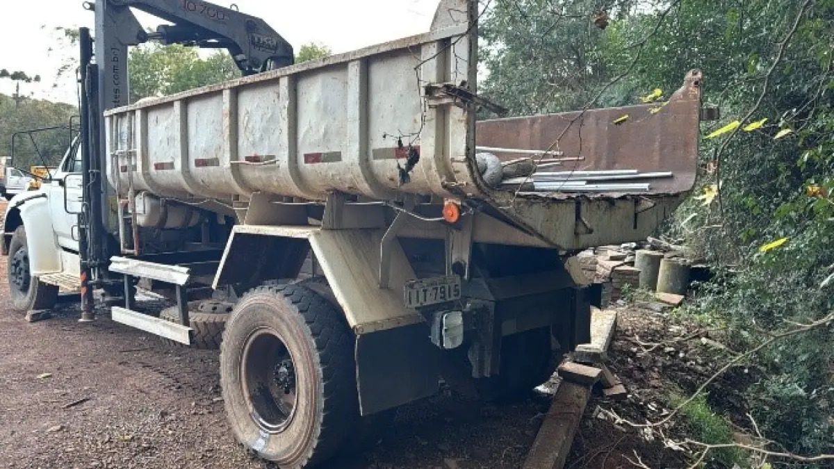 LOTE 008 - Caminhão Basculante FORD – Ford 12000 – 1998/1998 – Diesel – Placas IIT 7915 – Guindaste TKA 10700 e Cesto.