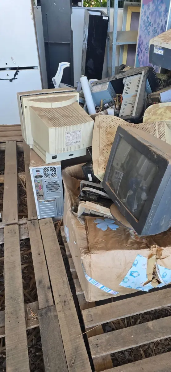 LOTE 018 - Sucata de equipamentos eletrônicos (laptops, placar eletrônico, televisores, etc.)