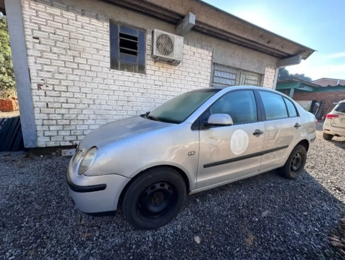 LOTE 004 - Automóvel VW – Polo Sedan 1.6 – 2005/2005 – Cor: Prata – Álcool/Gasolina – Placas AMT 9125.
