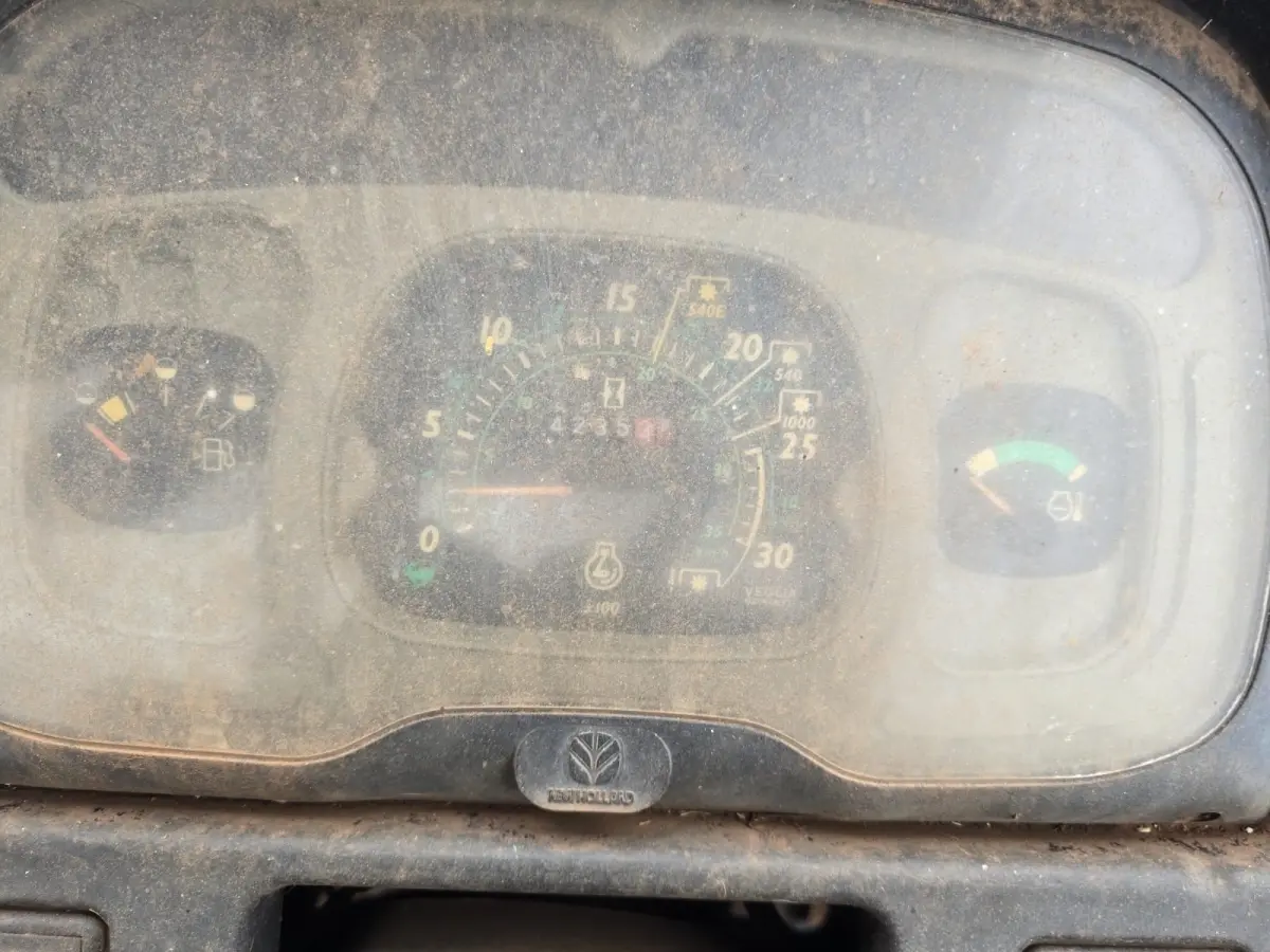 LOTE 001 - Um trator agrícola, marca NEW HOLLAND / TL 75 E / 2004
