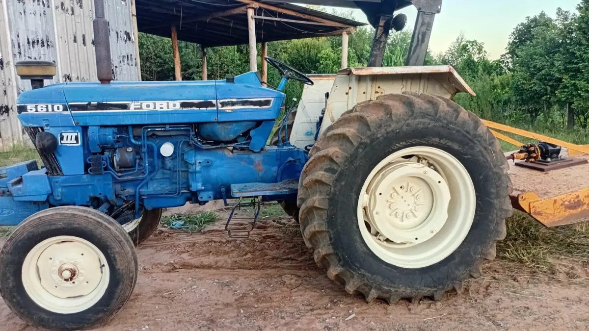 LOTE 001 - Trator Ford 5610,  Arado,  Roçadeira, Carreta agricola, Grade niveladora