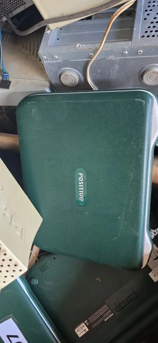 LOTE 018 - Sucata de equipamentos eletrônicos (laptops, placar eletrônico, televisores, etc.)
