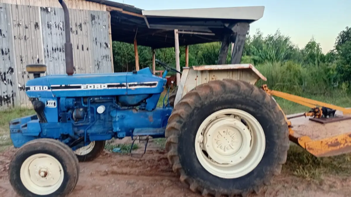 LOTE 001 - Trator Ford 5610,  Arado,  Roçadeira, Carreta agricola, Grade niveladora