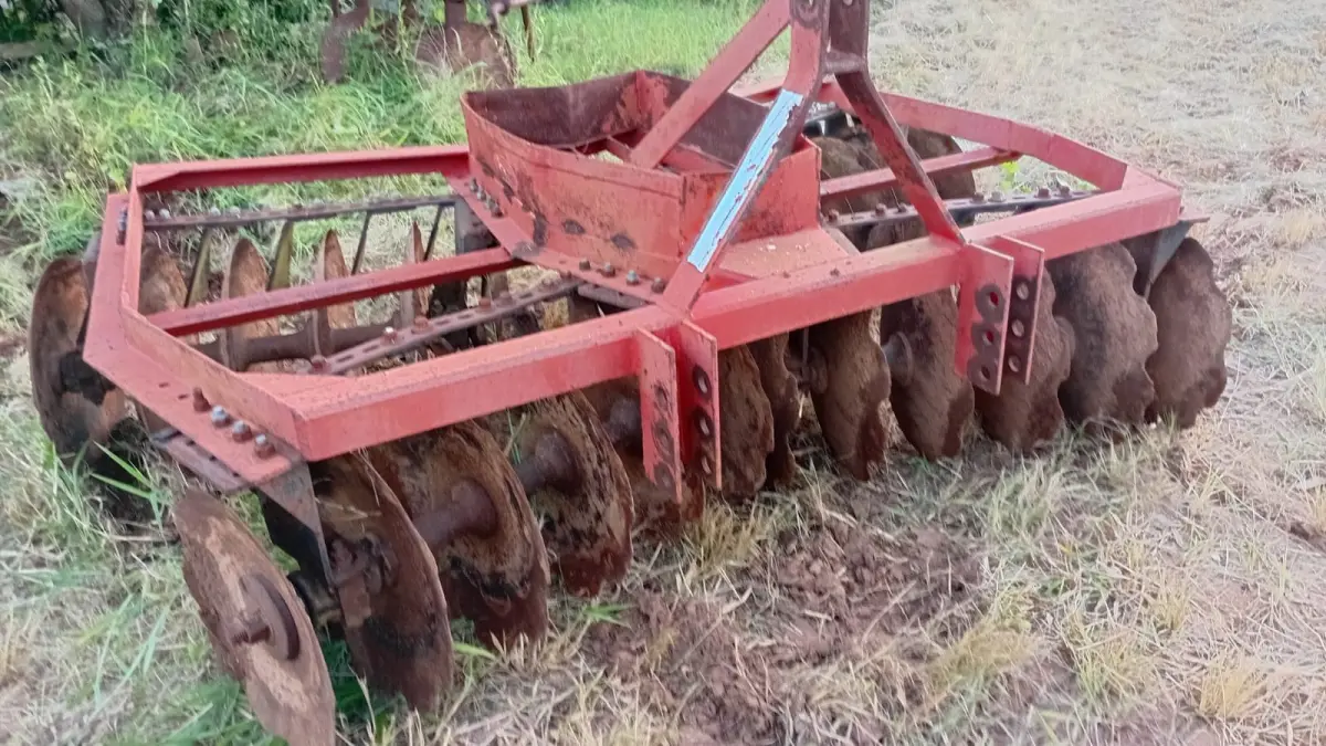 LOTE 001 - Trator Ford 5610,  Arado,  Roçadeira, Carreta agricola, Grade niveladora