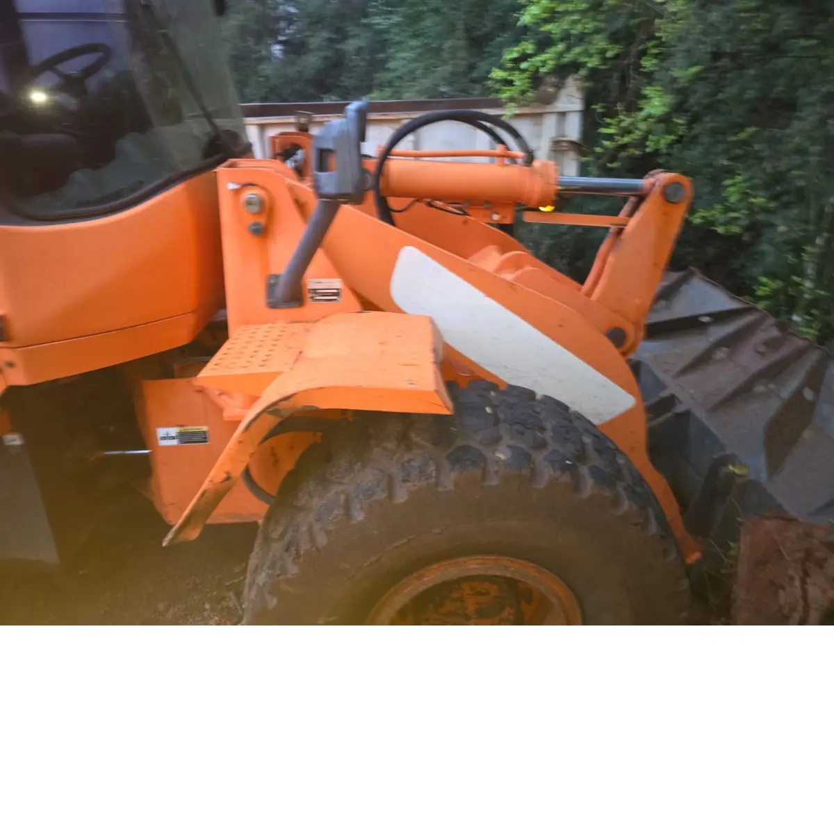 LOTE 010 - Carregadeira DOOSAN DL 200 – Tração 4X4 – Cabine Fechada – 2014/2014 – CAR0004.