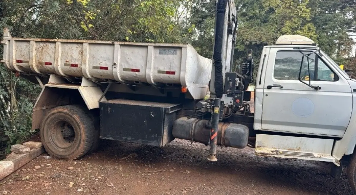 LOTE 008 - Caminhão Basculante FORD – Ford 12000 – 1998/1998 – Diesel – Placas IIT 7915 – Guindaste TKA 10700 e Cesto.