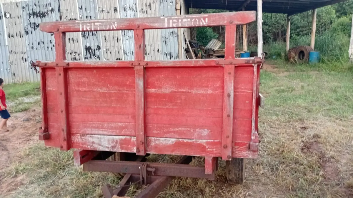 LOTE 001 - Trator Ford 5610,  Arado,  Roçadeira, Carreta agricola, Grade niveladora