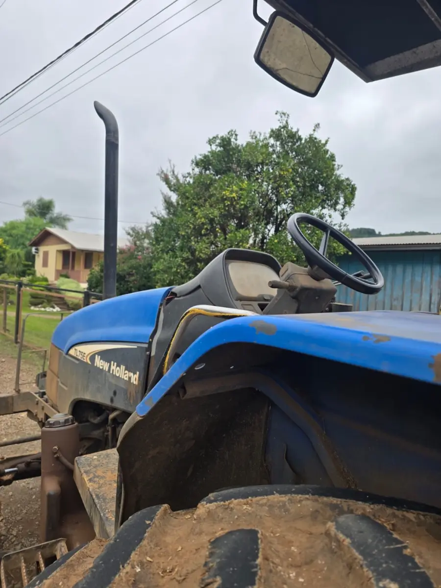 LOTE 001 - Um trator agrícola, marca NEW HOLLAND / TL 75 E / 2004