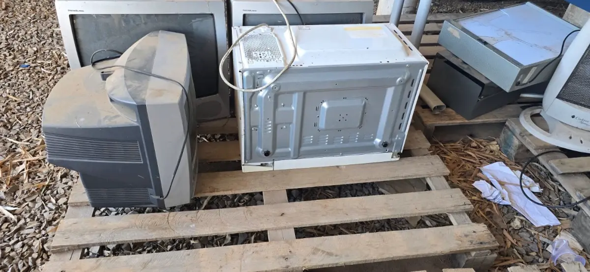 LOTE 018 - Sucata de equipamentos eletrônicos (laptops, placar eletrônico, televisores, etc.)