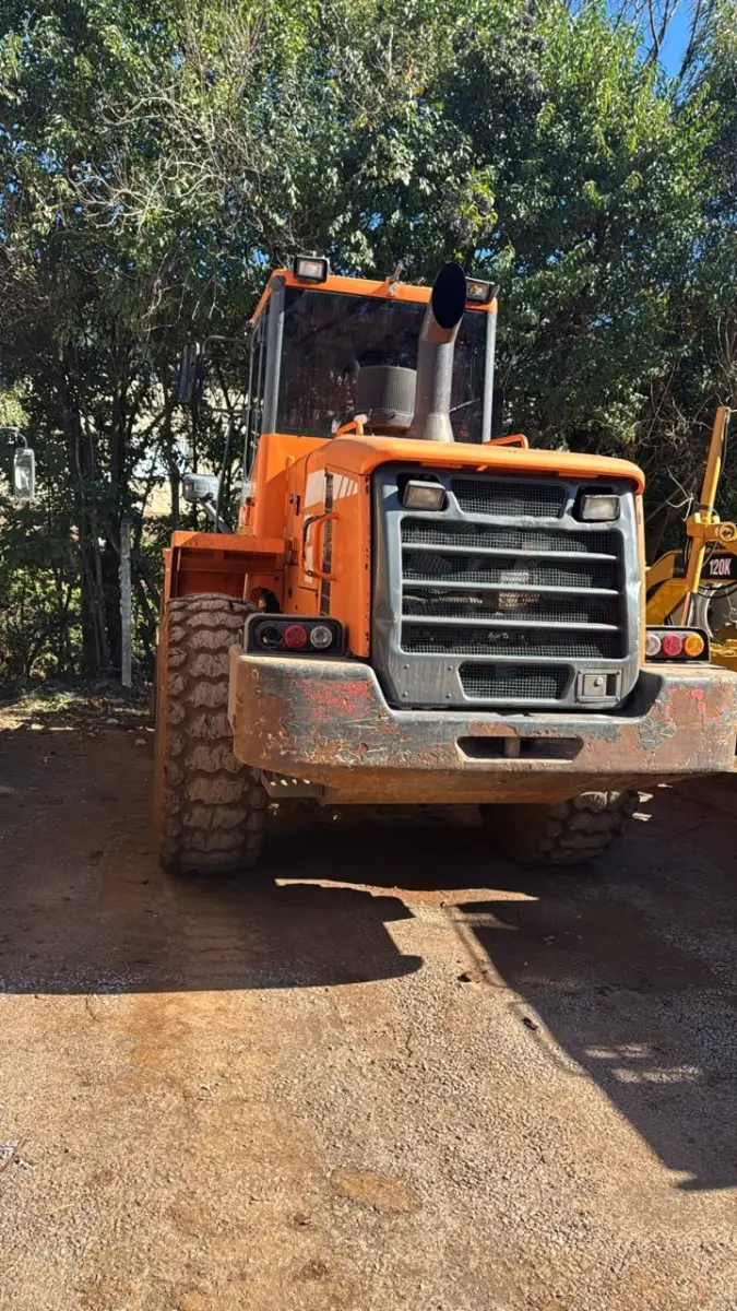 LOTE 010 - Carregadeira DOOSAN DL 200 – Tração 4X4 – Cabine Fechada – 2014/2014 – CAR0004.