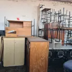 LOTE 001 - Sucata de Mesas, Cadeiras, Sofá e Classes