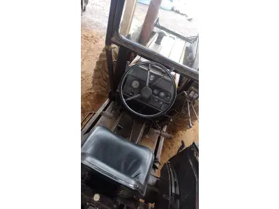 LOTE 006 - TRATOR AGRÍCOLA COM CONCHA HIDRÁULICA, Marca VALMET, Modelo 78.5, motor diesel, cor amarela, ano de fabricação 2006
