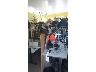 LOTE 010 - Sucatas de mobiliário escolar e escritório compostas de armários, cadeiras fixas e giratórias, classes escolares, berços, carrinhos de bebê, racks, suportes para computador, bancos, lousas, estantes de aço, mesas de escritório e escolares, gaveteiros, ventiladores entre outros