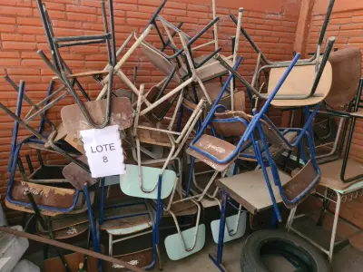 LOTE 008 - Sucata de mesas em madeira, classes e cadeiras escolares, caixas de som, aquecedor a óleo, fogão a gás, máquina de lavar, bebedouro, cama hospitalar, mesas ginecológicas, cadeiras de roda, cadeiras de escritório, máquina para confecção de fraldas e arquivo de aço