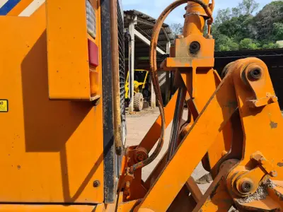 LOTE 001 - MOTONIVELADORA MARCA FIAT ALLIS, ano e modelo 2002, cor laranja, 20T/140CV, cor laranja,
