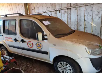 LOTE 016 - VAN FIAT DOBLO ESSENCE 1.8, 16V, 132CV, ALCO/GASOL, 2013/2014 E RADIO AUTOMOTIVO AUDIOART.