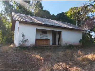LOTE 026 - Um prédio de alvenaria (somente a Escola), medindo 84 m2, (Patrimônio snº), construída da área de terras rurais da família de Neuro Coradi, localizada na Linha 5ª Alta, denominada de Escola Milvo Coradi  em Arvorezinha/RS