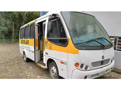 LOTE 020 - MICRO ONIBUS VOLKSWAGEM/COMIL, BELLO 8.120, 2003, CAP. 20 PASSAGEIROS, BRANCO E RÁDIO AUTOMOTIVO AM,FM COM MP3 E ENTRADA USB  E  ELEVADOR PARA VEICULO MARCA ELEVITTÁ, MODELO PEV UR VIRIDIAN SAT, S/N-0001, TENSÃO 12VCC, CAPACIDADE DE CARGA MAXIMA 2500N.