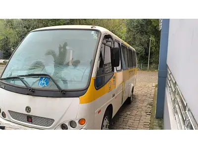 LOTE 020 - MICRO ONIBUS VOLKSWAGEM/COMIL, BELLO 8.120, 2003, CAP. 20 PASSAGEIROS, BRANCO E RÁDIO AUTOMOTIVO AM,FM COM MP3 E ENTRADA USB  E  ELEVADOR PARA VEICULO MARCA ELEVITTÁ, MODELO PEV UR VIRIDIAN SAT, S/N-0001, TENSÃO 12VCC, CAPACIDADE DE CARGA MAXIMA 2500N.