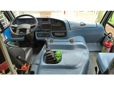 LOTE 020 - MICRO ONIBUS VOLKSWAGEM/COMIL, BELLO 8.120, 2003, CAP. 20 PASSAGEIROS, BRANCO E RÁDIO AUTOMOTIVO AM,FM COM MP3 E ENTRADA USB  E  ELEVADOR PARA VEICULO MARCA ELEVITTÁ, MODELO PEV UR VIRIDIAN SAT, S/N-0001, TENSÃO 12VCC, CAPACIDADE DE CARGA MAXIMA 2500N.