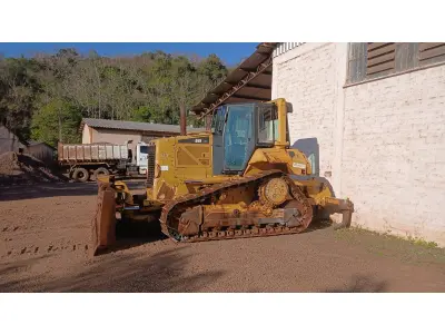LOTE 012 - TRATOR DE ESTEIRAS CATERPILLAR D6N, 2010, COM RODA MOTRIZ ELEVADA.