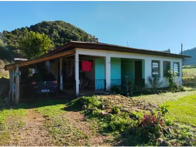 LOTE 023 - Um prédio de alvenaria (somente a Escola), medindo 117,80 m2, (Patrimônio nº 6208), localizado dentro da Matrícula nº 2210 de propriedade a área em nome de Vilson da Silva, na Linha Posse Aruz, também denominado o local de Linha Torres Gonçalves, denominada de Escola Professor Agnelo Ferreira dos Santos em Arvorezinha/RS