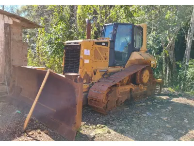 LOTE 012 - TRATOR DE ESTEIRAS CATERPILLAR D6N, 2010, COM RODA MOTRIZ ELEVADA.