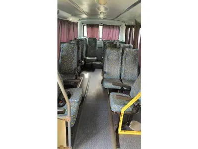 LOTE 020 - MICRO ONIBUS VOLKSWAGEM/COMIL, BELLO 8.120, 2003, CAP. 20 PASSAGEIROS, BRANCO E RÁDIO AUTOMOTIVO AM,FM COM MP3 E ENTRADA USB  E  ELEVADOR PARA VEICULO MARCA ELEVITTÁ, MODELO PEV UR VIRIDIAN SAT, S/N-0001, TENSÃO 12VCC, CAPACIDADE DE CARGA MAXIMA 2500N.