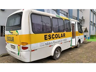 LOTE 020 - MICRO ONIBUS VOLKSWAGEM/COMIL, BELLO 8.120, 2003, CAP. 20 PASSAGEIROS, BRANCO E RÁDIO AUTOMOTIVO AM,FM COM MP3 E ENTRADA USB  E  ELEVADOR PARA VEICULO MARCA ELEVITTÁ, MODELO PEV UR VIRIDIAN SAT, S/N-0001, TENSÃO 12VCC, CAPACIDADE DE CARGA MAXIMA 2500N.