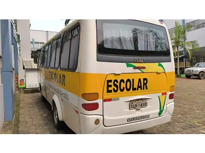 LOTE 020 - MICRO ONIBUS VOLKSWAGEM/COMIL, BELLO 8.120, 2003, CAP. 20 PASSAGEIROS, BRANCO E RÁDIO AUTOMOTIVO AM,FM COM MP3 E ENTRADA USB  E  ELEVADOR PARA VEICULO MARCA ELEVITTÁ, MODELO PEV UR VIRIDIAN SAT, S/N-0001, TENSÃO 12VCC, CAPACIDADE DE CARGA MAXIMA 2500N.