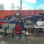 LOTE 005 - Sucata de CLASSES E CADEIRAS ESCOLARES, CADEIRAS ESTOFADAS E LONGARINAS