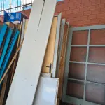 LOTE 001 - Sucata de PORTAS EM MADEIRA MDF, QUADROS, E CHAPAS