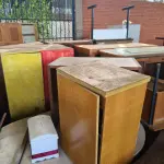 LOTE 002 - ARMÁRIOS, MESAS, BALCÕES EM MADEIRA MDF, QUADROS