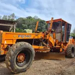 LOTE 001 - MOTONIVELADORA MARCA FIAT ALLIS, ano e modelo 2002, cor laranja, 20T/140CV, cor laranja,